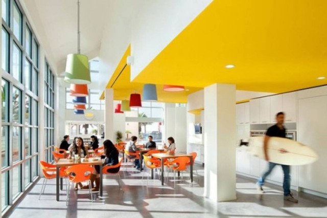 Στο γραφείο με την σανίδα του σερφ;