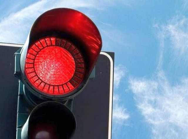 Για κόκκινο φανάρι κόβεται... νερό και ηλεκτρικό