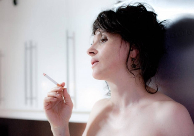 Η Ζιλιέτ Μπινός ανάμεσα σε δύο πόρνες