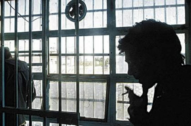 Τον έδειραν μέσα στην φυλακή...