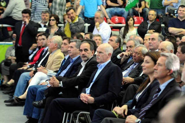 Αποδοκίμασαν τον Γιώργο Παπανδρέου στην Πάτρα (βίντεο)