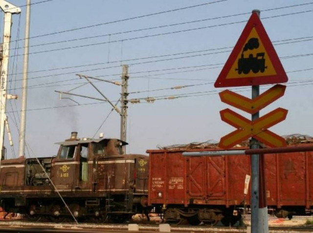 «Καρφώθηκε» στις μπάρες του ΟΣΕ