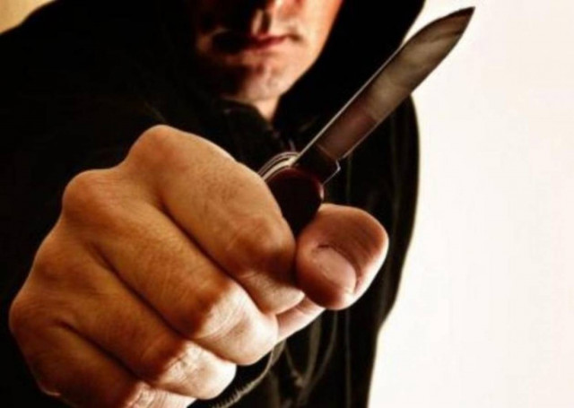 Τους απείλησαν με μαχαίρι και τους λήστεψαν