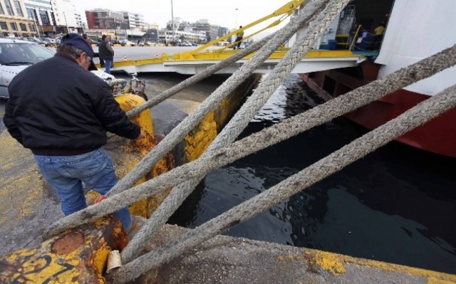 Πτώση ναυτικού στη θάλασσα του Πειραιά