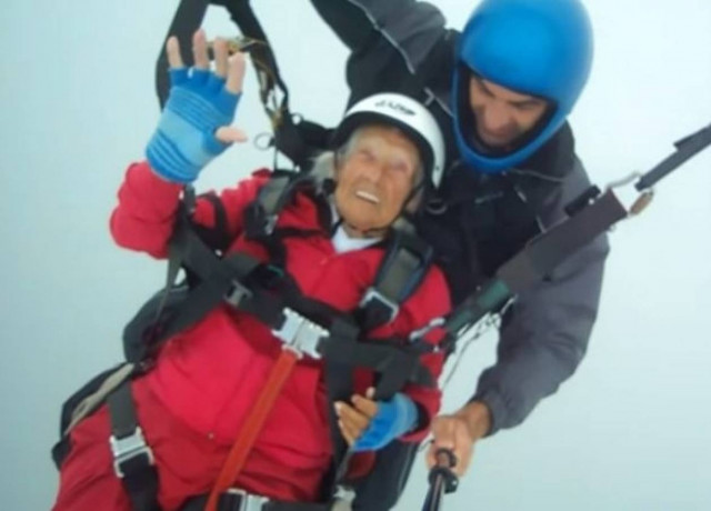 Βίντεο:Γιαγιά 104 ετών κάνει παρά πέντε