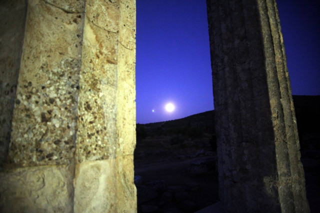 Κάλπες με πανσέληνο και «σβήσιμο» αστεριών