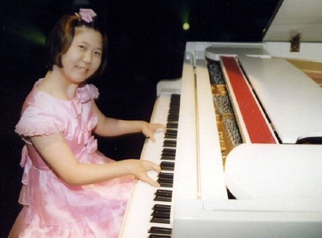 Η πιανίστρια με τα τέσσερα δάχτυλα