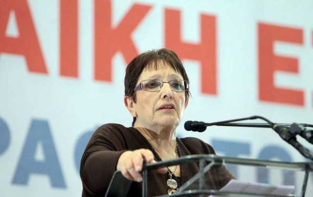 Παπαρήγα: Ο Τσίπρας ρίχνει τρύπιο σωσίβιο στο λαό