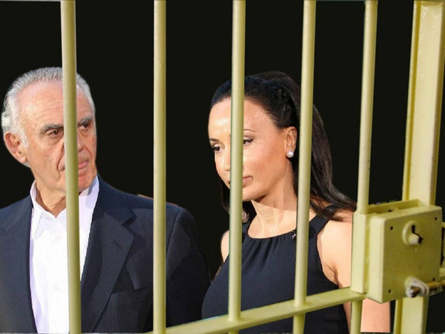 Η Βίκυ Σταμάτη στην αγκαλιά του Τσοχατζόπουλου πίσω απ’ τα κάγκελα