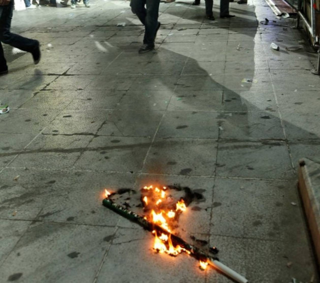 Έκαψαν σημαία του ΠΑΣΟΚ στο Σύνταγμα