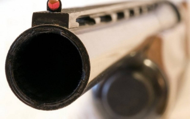 Τους έδωσε το αμάξι στη… θέα των όπλων!