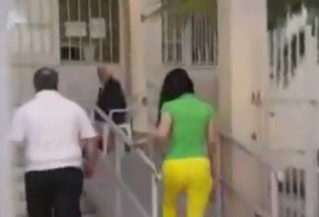 Η συνάντηση Βίκυς Σταμάτη-Άκη Τσοχατζόπουλου πίσω από τα κάγκελα