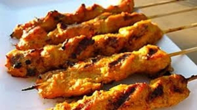 Εργένικες συνταγές #12: Πώς να φτιάξετε λαχταριστά σουβλάκια κοτόπουλου, χωρίς να ψηθείτε πάνω από το barbeque