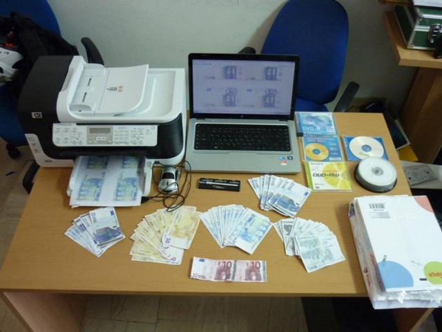 Έκοβε ευρώ στο σπίτι του