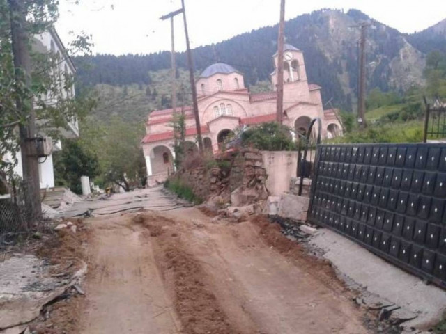 Στο Ροπωτό Τρικάλων ψηφίζουν «αγκαλιά» με τα … χαλάσματα