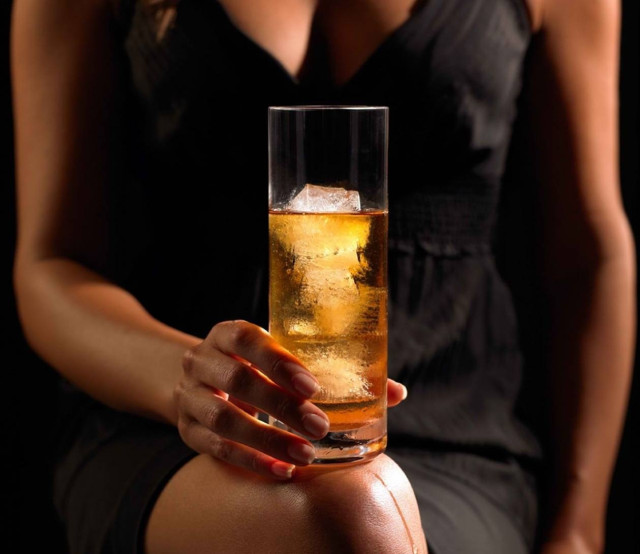 Highball: Απόψε ζήτησέ της να σου φτιάξει αυτό το ποτό (για αρχή)