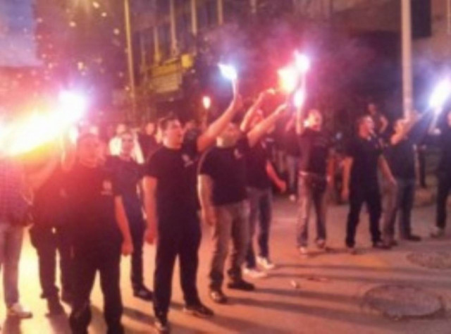 Βίντεο: Χρυσαυγίτες πανηγυρίζουν με σημαίες και πυρσούς