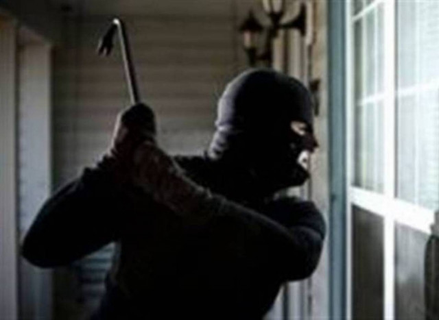 Toν έδεσαν με χειροπέδες και τον λήστεψαν