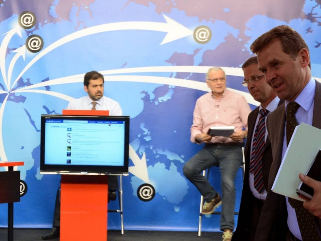 Βάζουν το μαχαίρι στο λαιμό της Ελλάδας