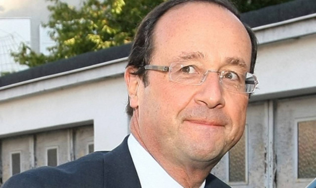 Δεν θα μετακομίσει στα Ηλύσια Πεδία ο Ολάντ