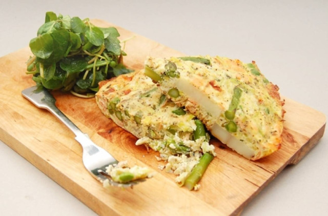 Εργένικες Συνταγές: #44. Πώς θα φτιάξετε ομελέτα με σολωμό και σπαράγγια σε λιγότερο από 20 λεπτά