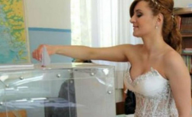 Με το νυφικό στις …κάλπες!