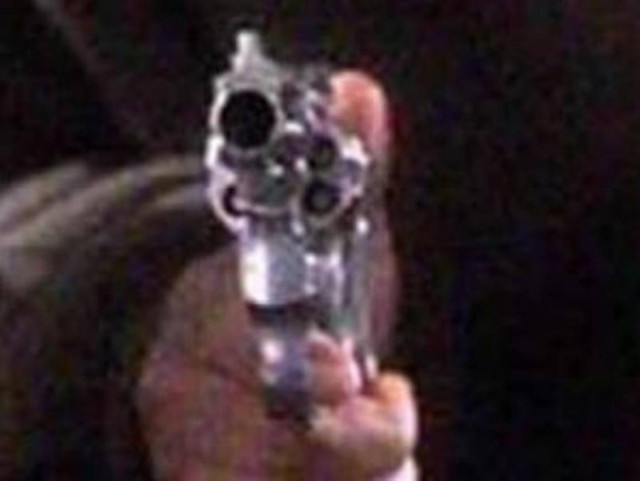 Τους έδωσε χρήματα και αυτοκίνητο στη «θέα» των όπλων!