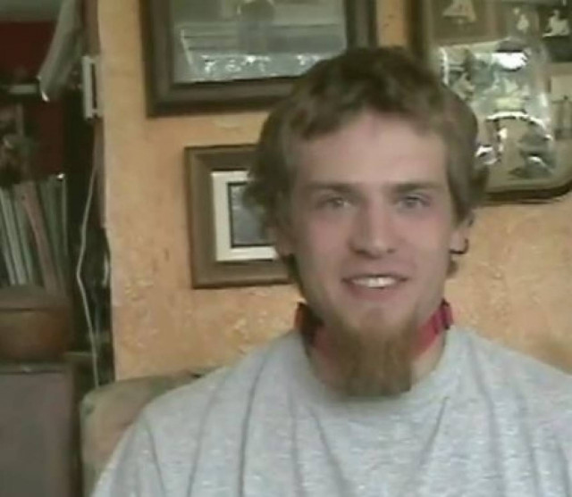 Βίντεο: Φόρεσε το λουρί του σκύλου και δεν άντεξε