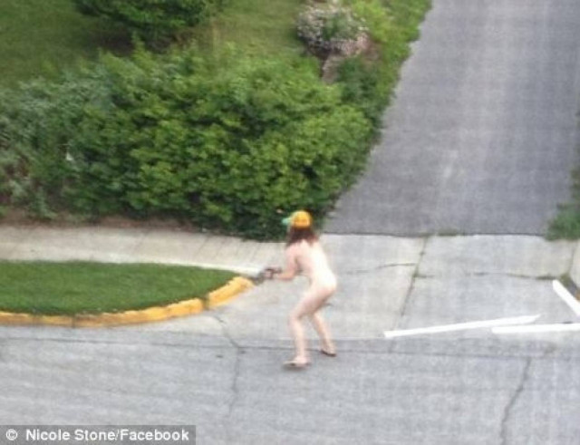 Γυμνός άνδρας σημάδευε με όπλο αστυνομικούς (φώτο)