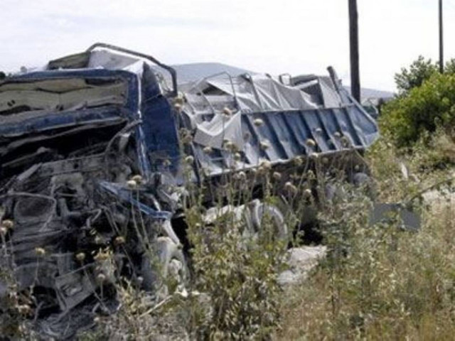 Ένας νεκρός και τρεις τραυματίες από πτώση φορτηγού σε γκρεμό