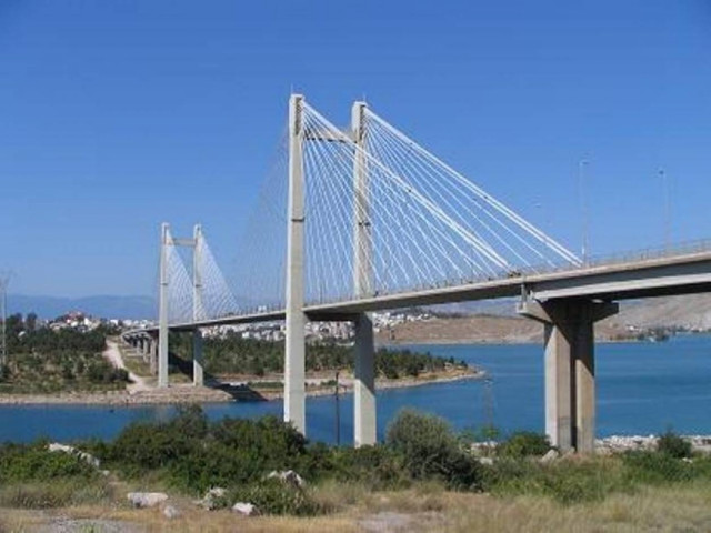 Βουτιά θανάτου από τη γέφυρα της Χαλκίδας