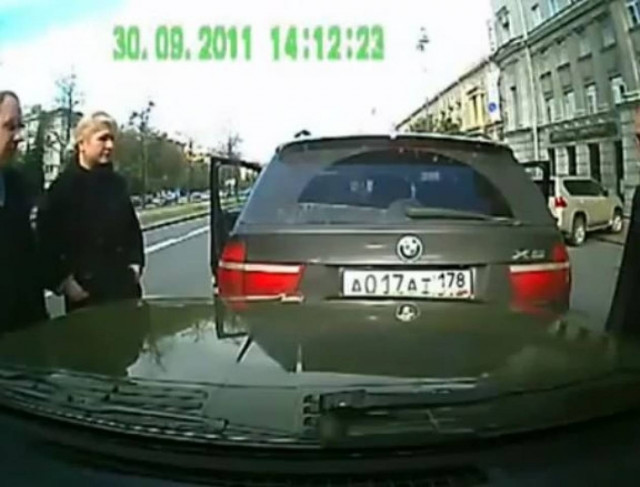 Βίντεο: Τον τράκαρε και του ζήτησε και τον λόγο