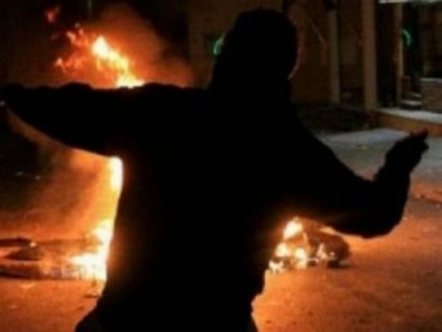 Άγρια επίθεση κουκουλοφόρων με μολότοφ σε οπαδούς του Άρη!