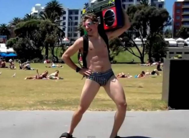 Βίντεο: Ο τρελός που αναστάτωσε την παραλία