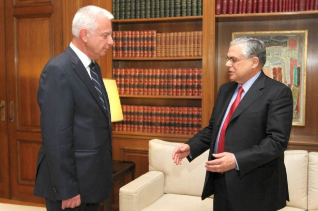 Παρέδωσε στον Π. Πικραμμένο ο Λ. Παπαδήμος