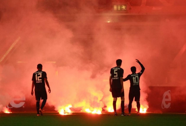 Απίστευτα επεισόδια σε ποδοσφαιρικό αγώνα στη Γερμανία!