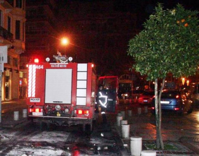 Στις φλόγες μηχανάκι στα Καμίνια