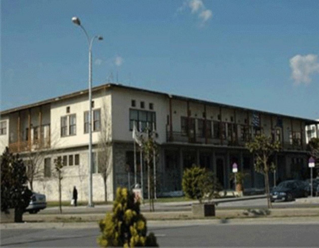 Πακιστανοί έβγαλαν μαχαίρια έξω από το Δημαρχείο του Βόλου