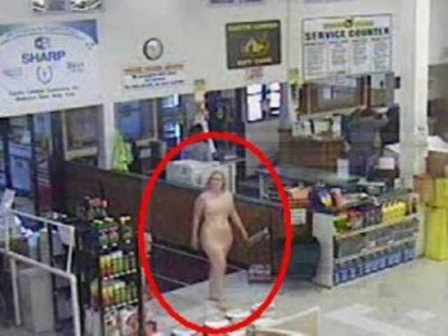 Βγήκε ολόγυμνη για βόλτα στα καταστήματα