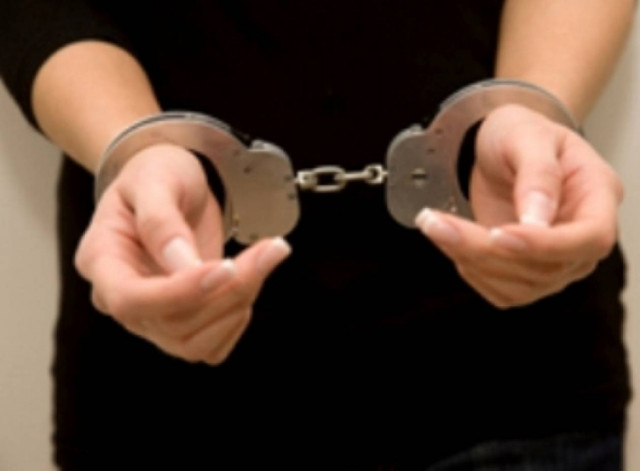 Συνελήφθη 40χρονη για χρέη 1εκατ.ευρώ στο Δημόσιο