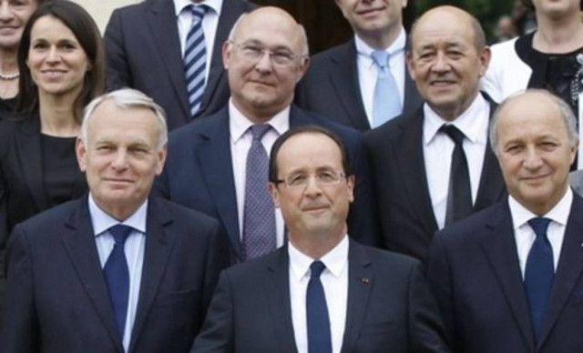 Η κυβέρνηση Ολάντ μείωσε τους μισθούς προέδρου και υπουργών