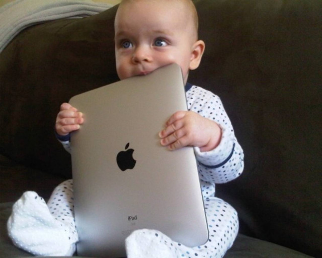 iPhone… από κούνια! Ένα στα δέκα μωρά έχουν χρησιμοποιήσει smartphone