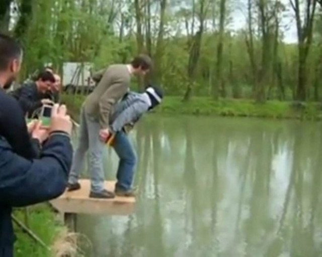 Ξεκαρδιστική φάρσα σε γαμπρό που δέχτηκε να δέσει τα μάτια του!