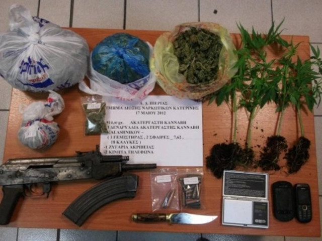 Έκρυβε ναρκωτικά και καλάσνικοφ στο σπίτι του