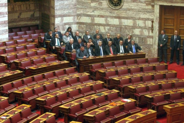 Επεισόδιο με τη «Χρυσή Αυγή» στη Βουλή για γραφεία και έδρανα