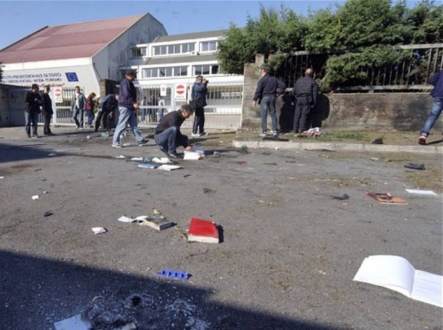 Συνεχίζονται οι έρευνες για την επίθεση στο Ιταλικό σχολείο