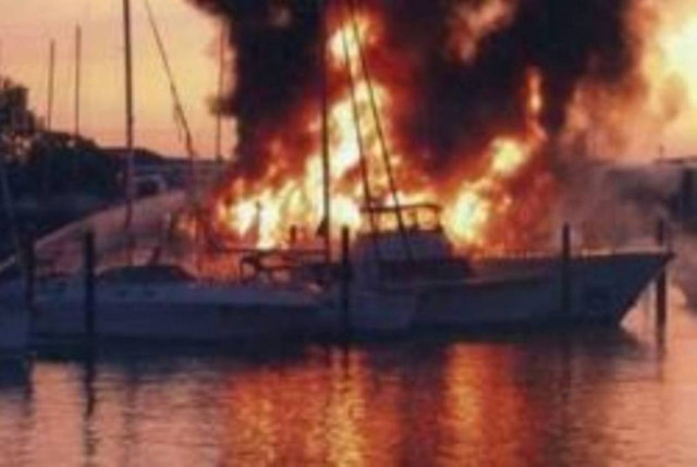 Στις φλόγες σκάφος στη Γλυφάδα