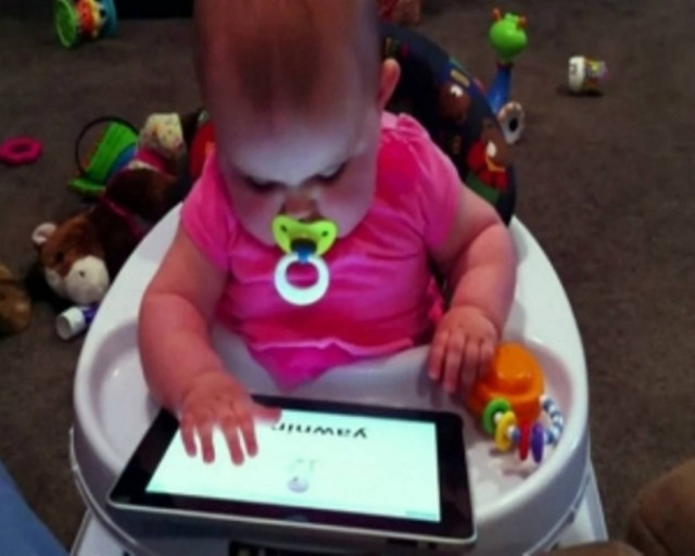 Εννιά μηνών κοριτσάκι παίζει το computer στα δάχτυλα!