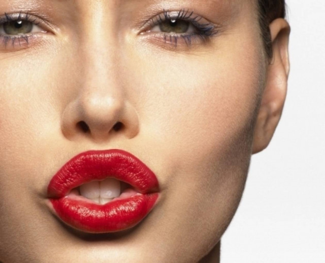 Σαρκώδη και σέξι χείλη σε 3 βήματα