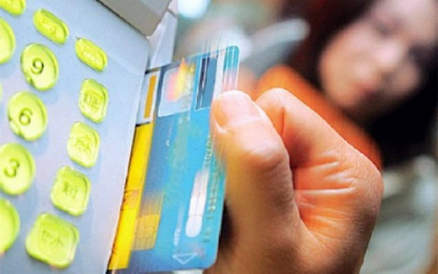 «Χειροπέδες» σε δίδυμο απατεώνων με κάρτες στο Ψυχικό